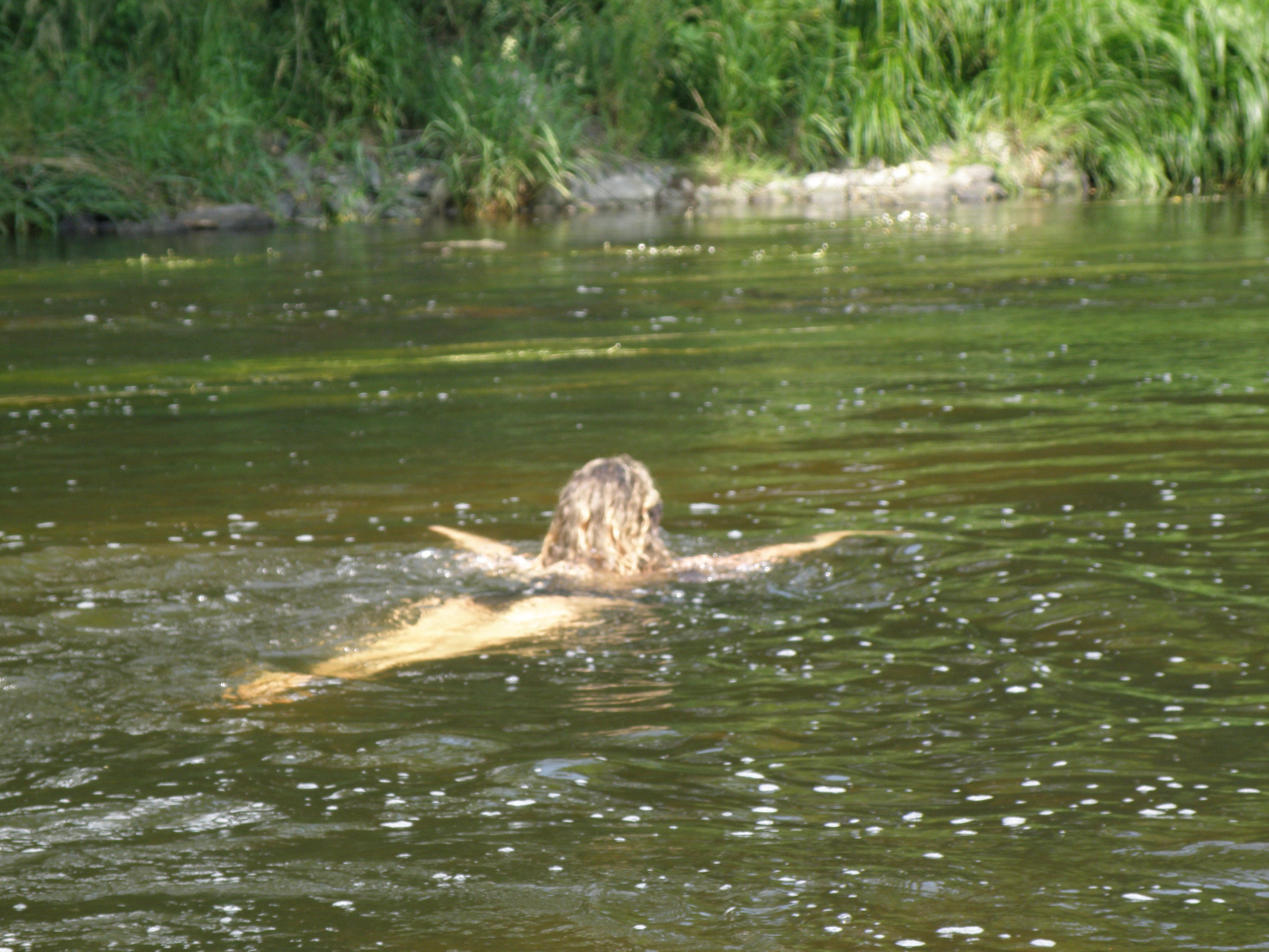 Koupání v řece pod chatou - 60m